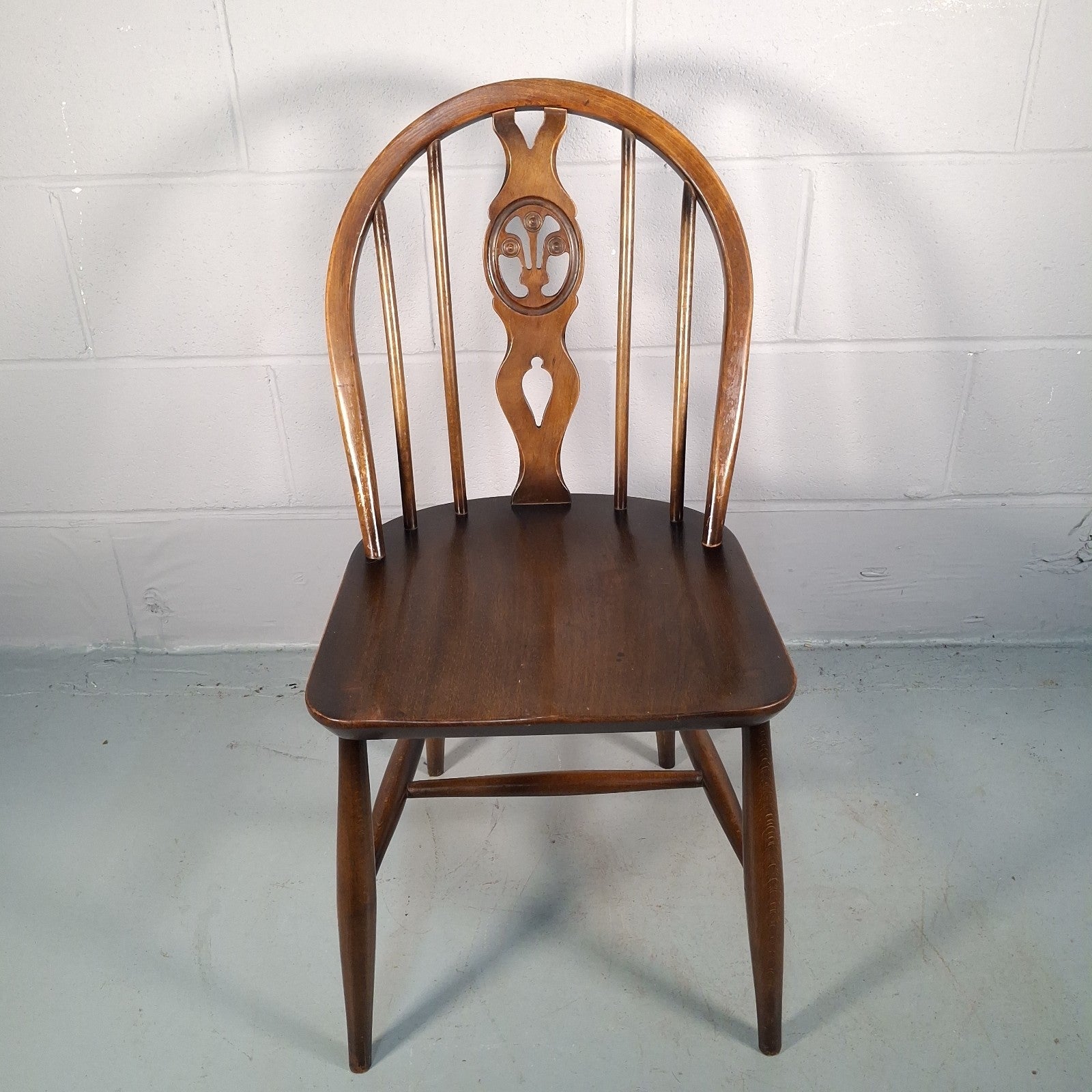 Ercol Blue Label Fleur De Lys Windsor Dining Kitchen Farmhouse Rustic Chair Prop
