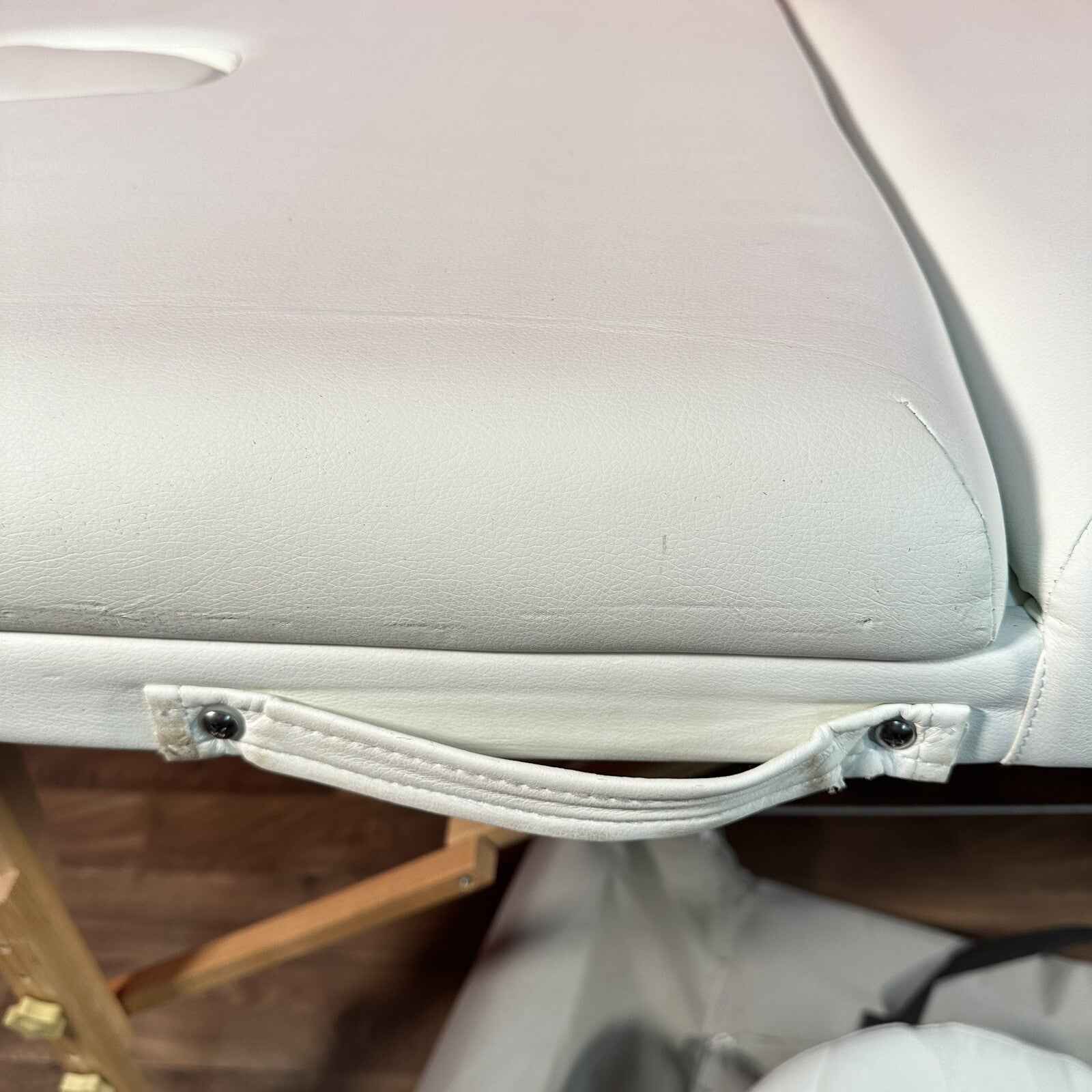 Tahiti Portable Massage Table | White Faux Leather | Height Adjustable | Used | Beauty Therapy