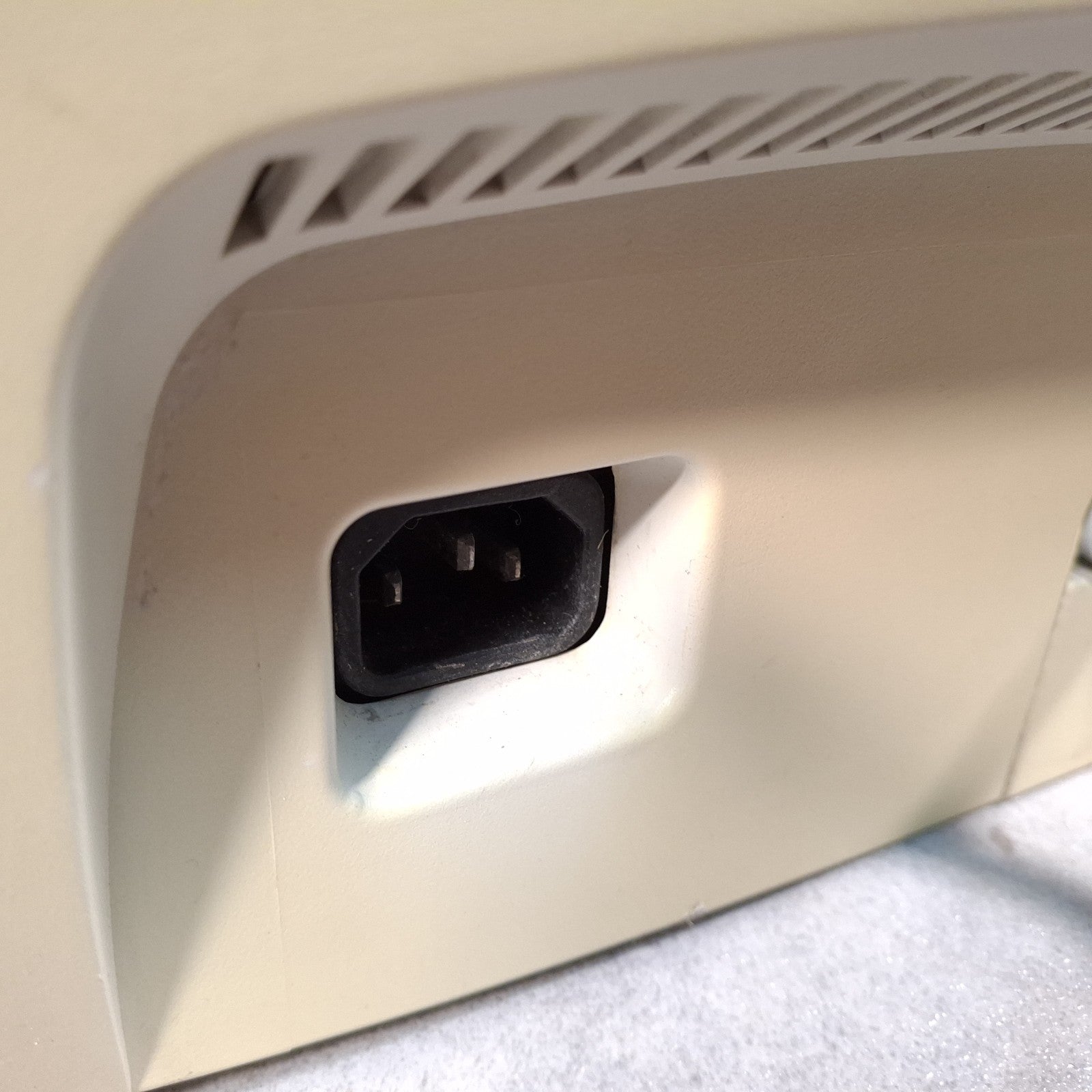 CRT Monitor 17” VGA Retro Gaming PC RM RM700-A Beige 2001