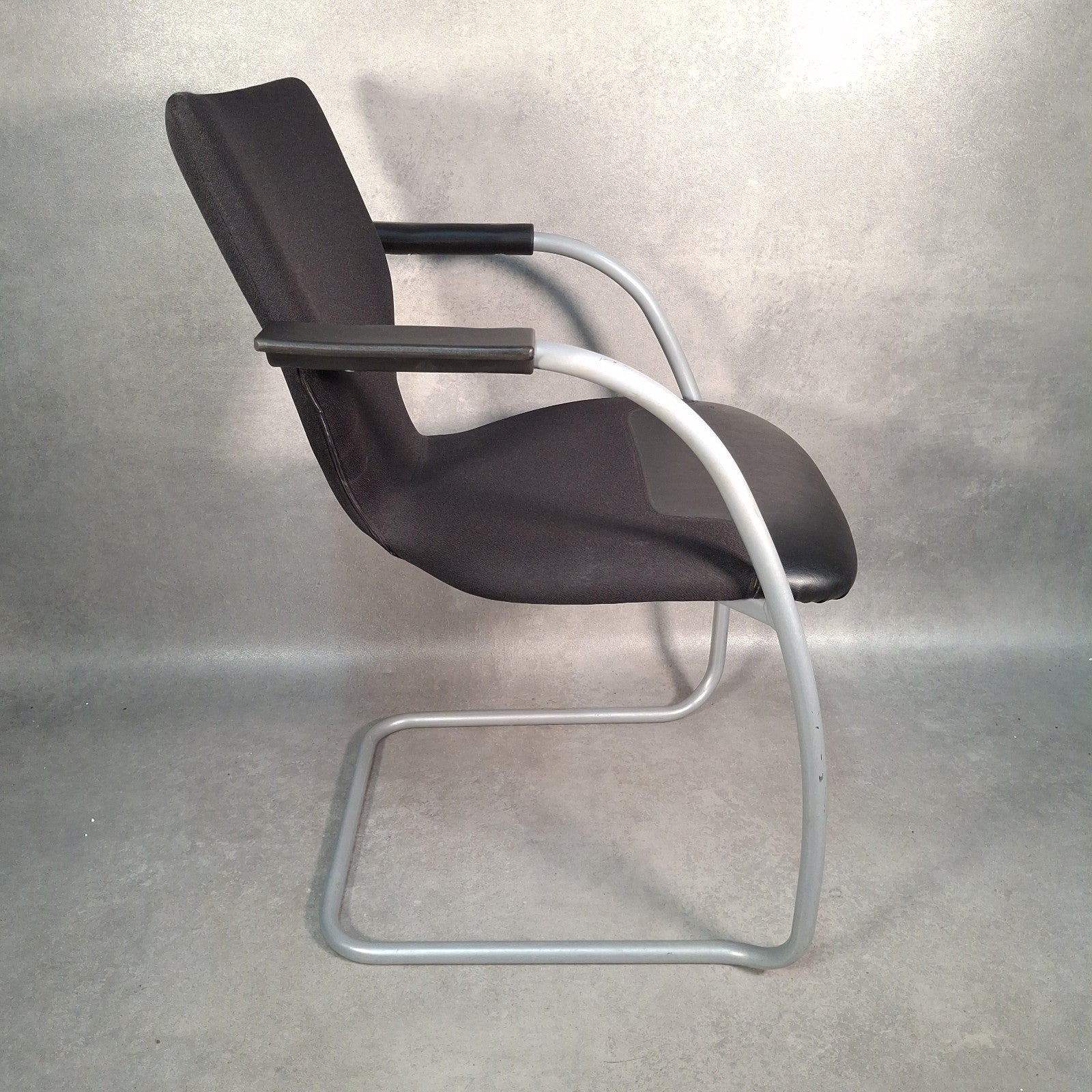 Orangebox X10-CA Cantilever Chair Black Fabric Office/Meeting Chair – UK Made