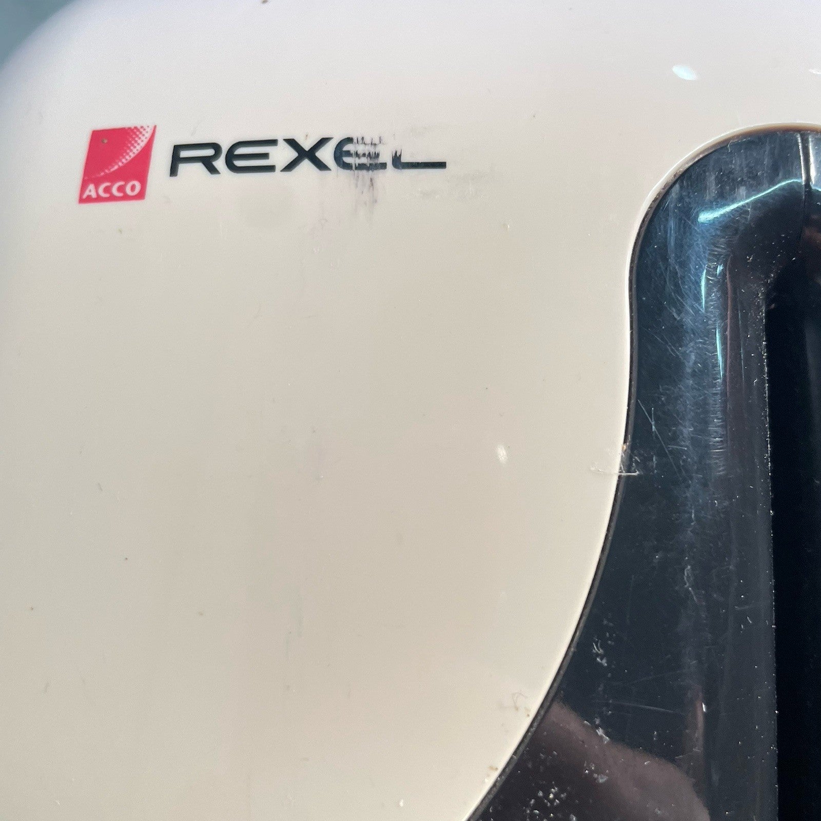 Rexel Style+ Cross Cut Paper Shredder 7 Sheets Max White & Black