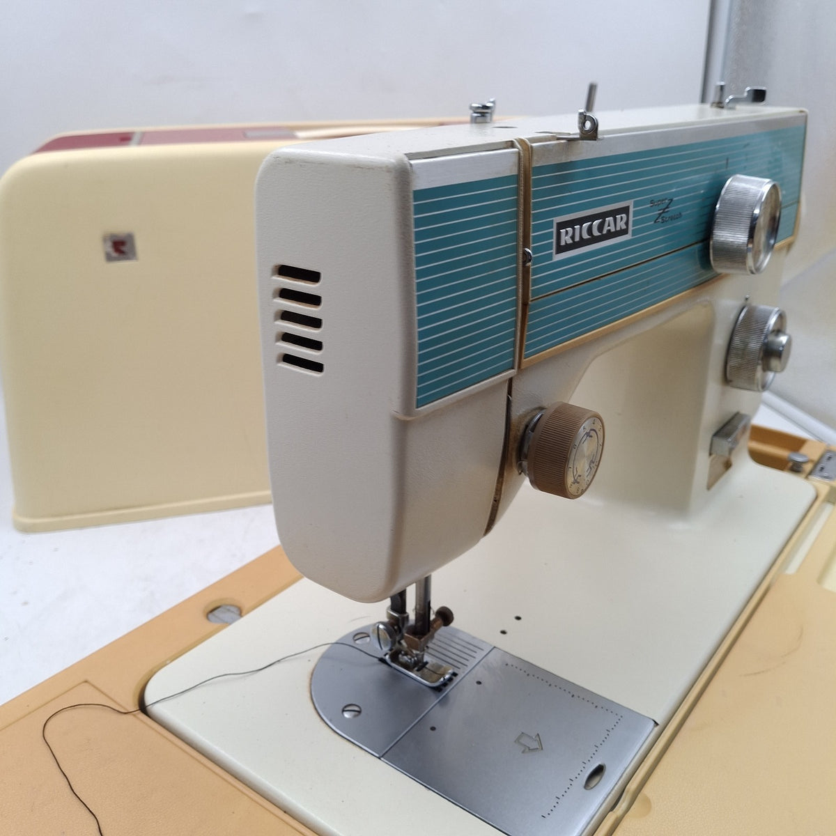 Riccar 510 Super Z Stretch Vintage Sewing Machine with Case & Foot Pedal – 1960s/70s | Used