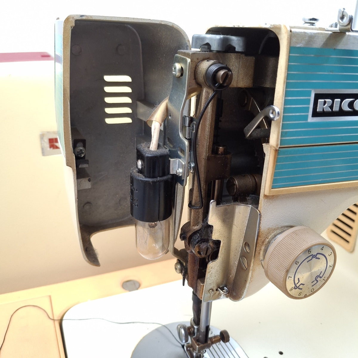 Riccar 510 Super Z Stretch Vintage Sewing Machine with Case & Foot Pedal – 1960s/70s | Used