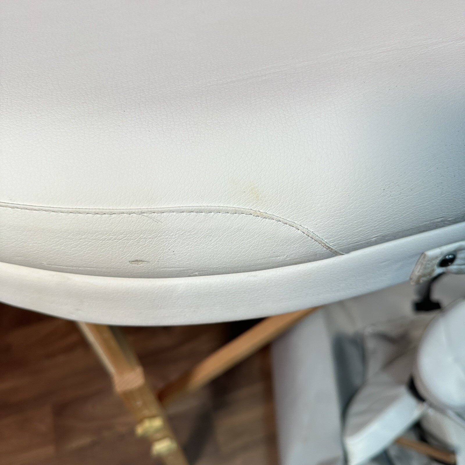 Tahiti Portable Massage Table | White Faux Leather | Height Adjustable | Used | Beauty Therapy
