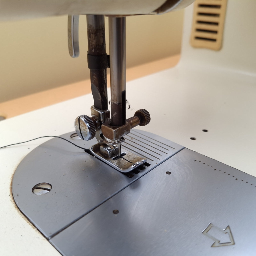 Riccar 510 Super Z Stretch Vintage Sewing Machine with Case & Foot Pedal – 1960s/70s | Used