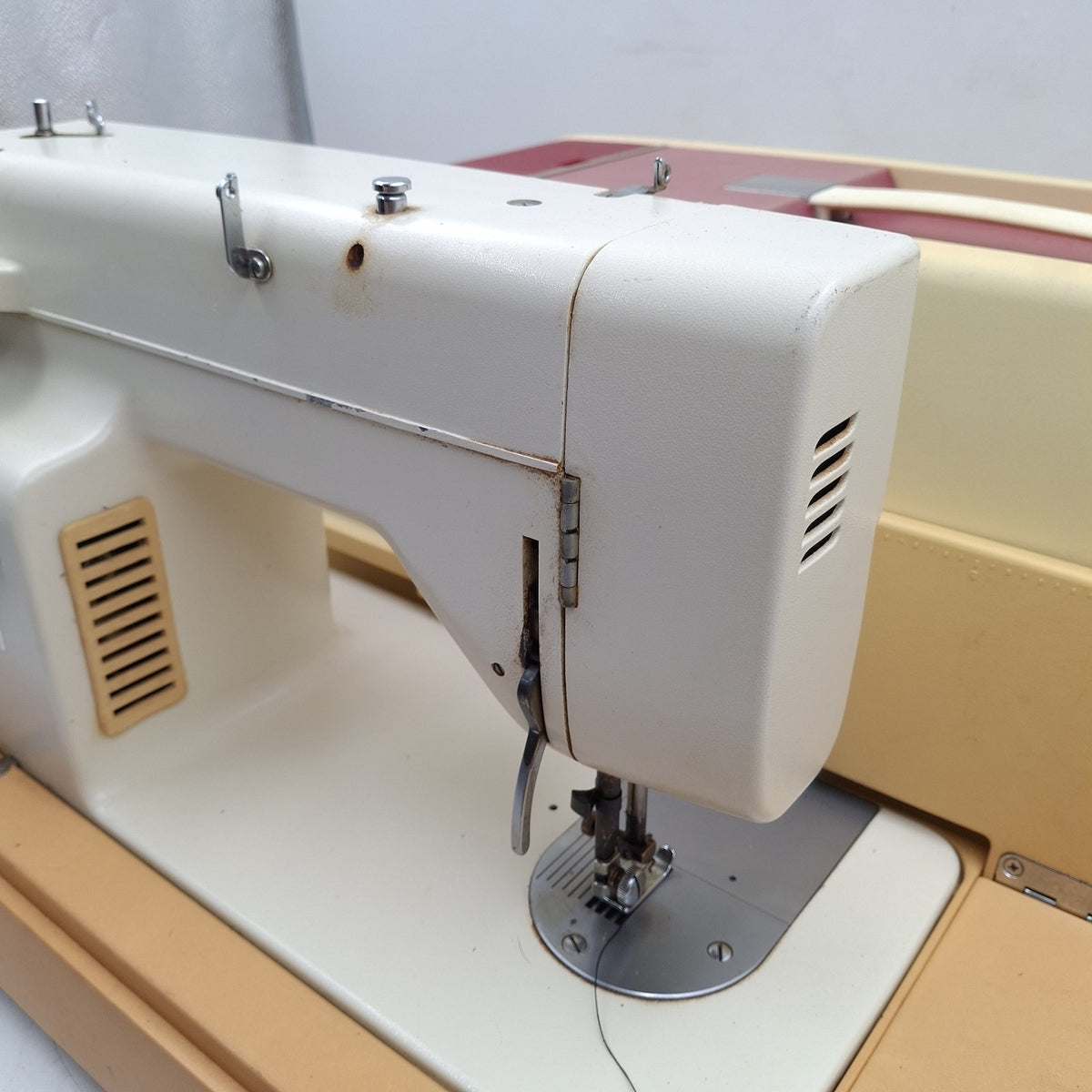 Riccar 510 Super Z Stretch Vintage Sewing Machine with Case & Foot Pedal – 1960s/70s | Used
