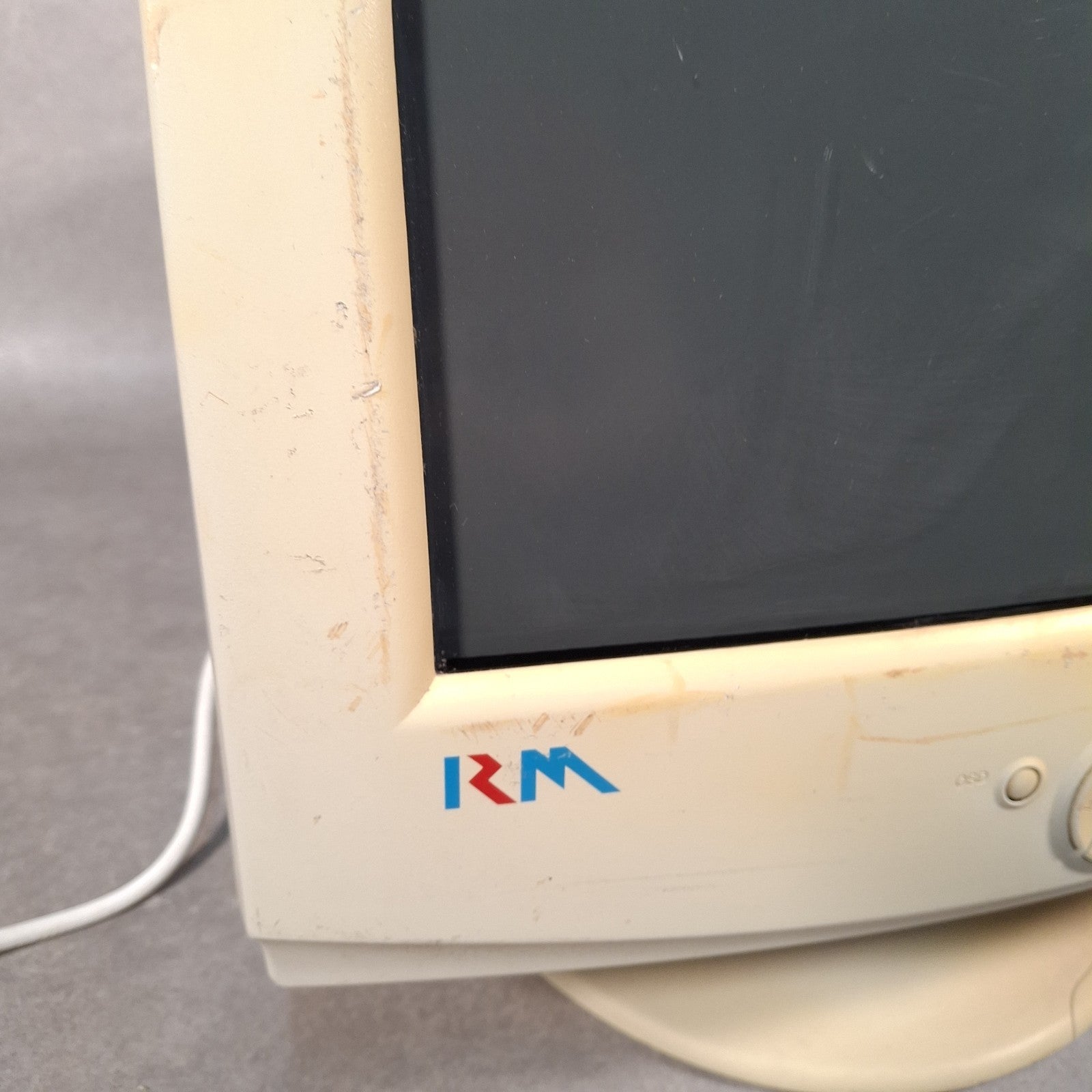 CRT Monitor 17” VGA Retro Gaming PC RM RM700-A Beige 2001