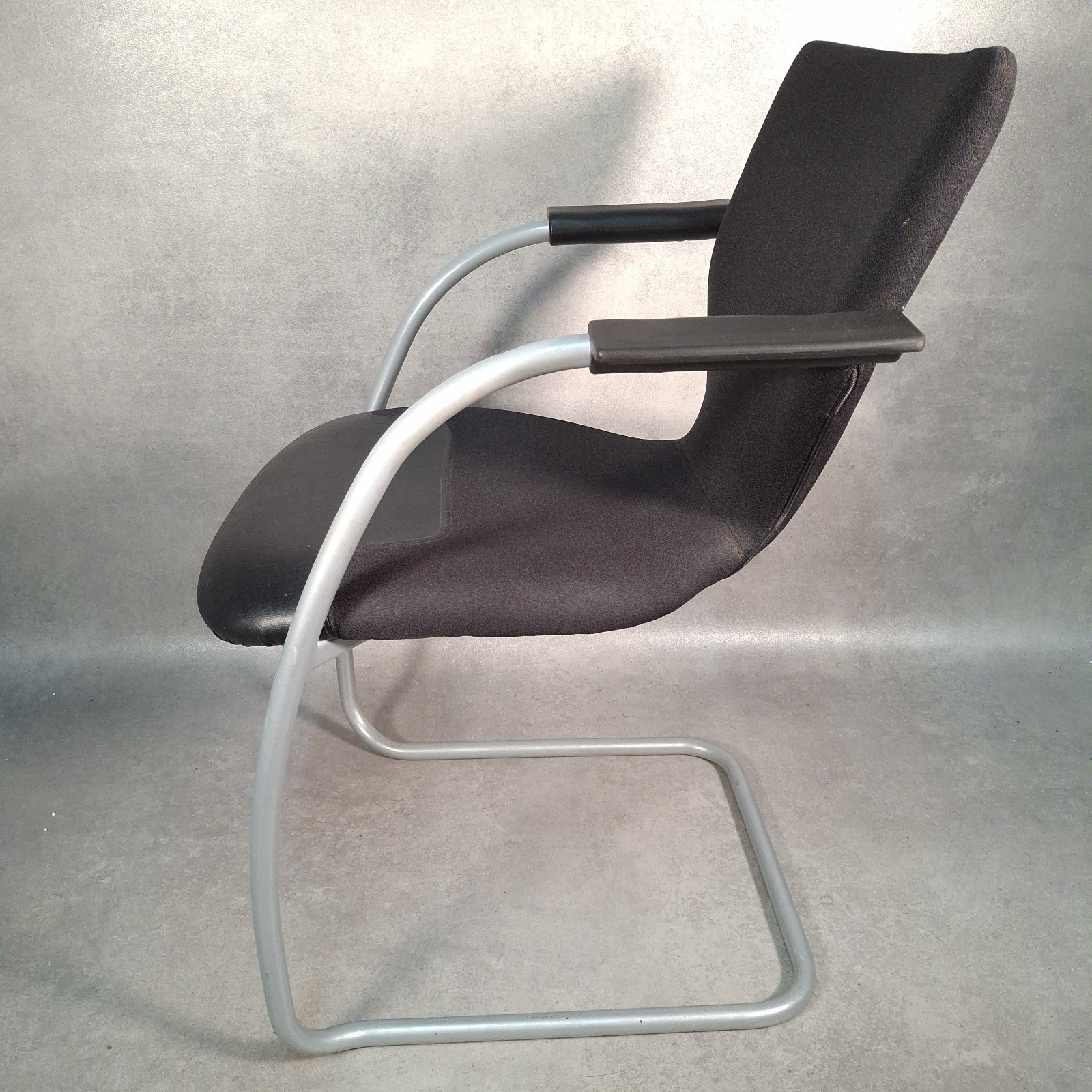 Orangebox X10-CA Cantilever Chair Black Fabric Office/Meeting Chair – UK Made
