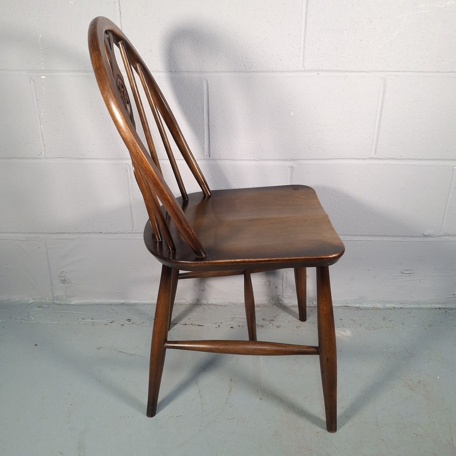 Ercol Blue Label Fleur De Lys Windsor Dining Kitchen Farmhouse Rustic Chair Prop