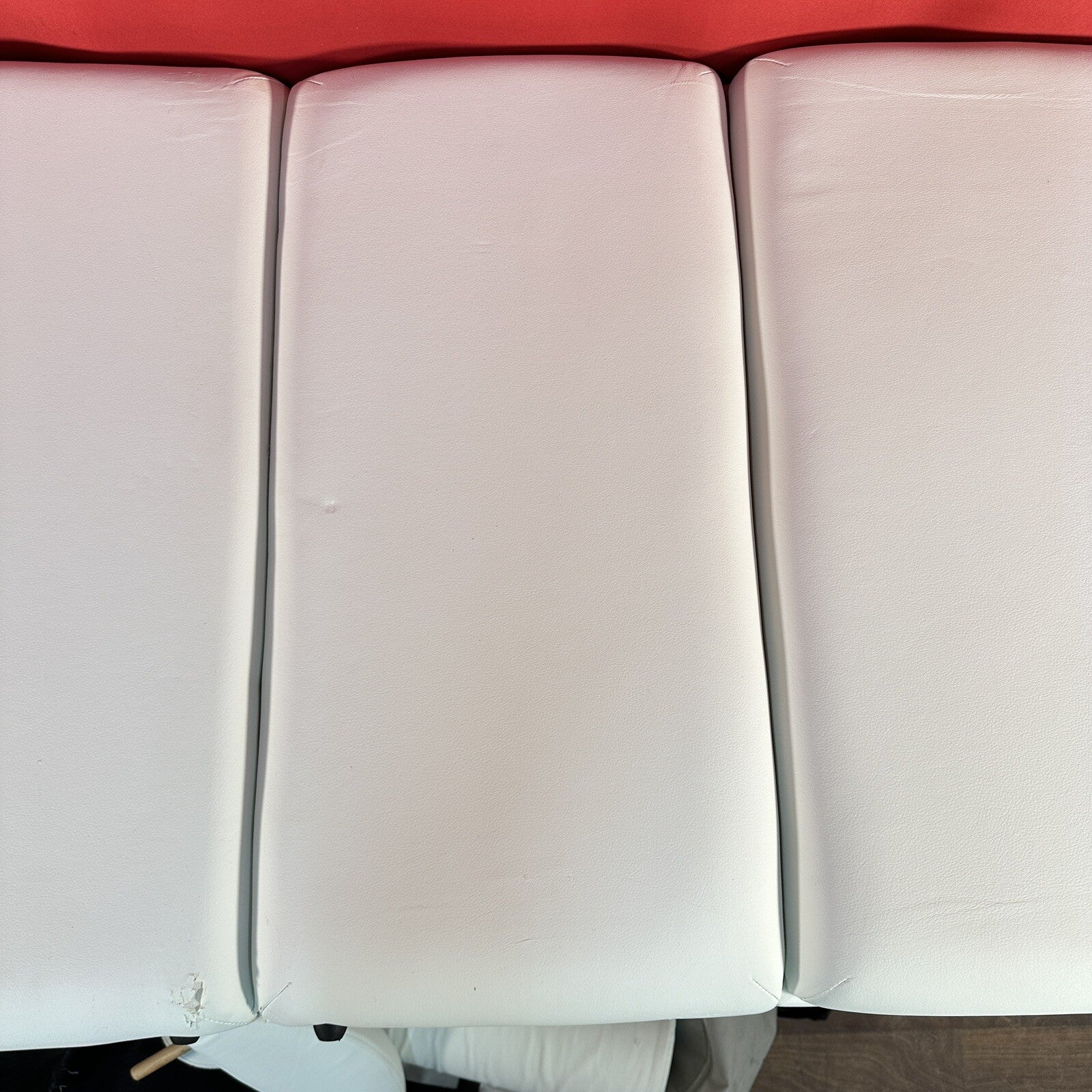 Tahiti Portable Massage Table | White Faux Leather | Height Adjustable | Used | Beauty Therapy
