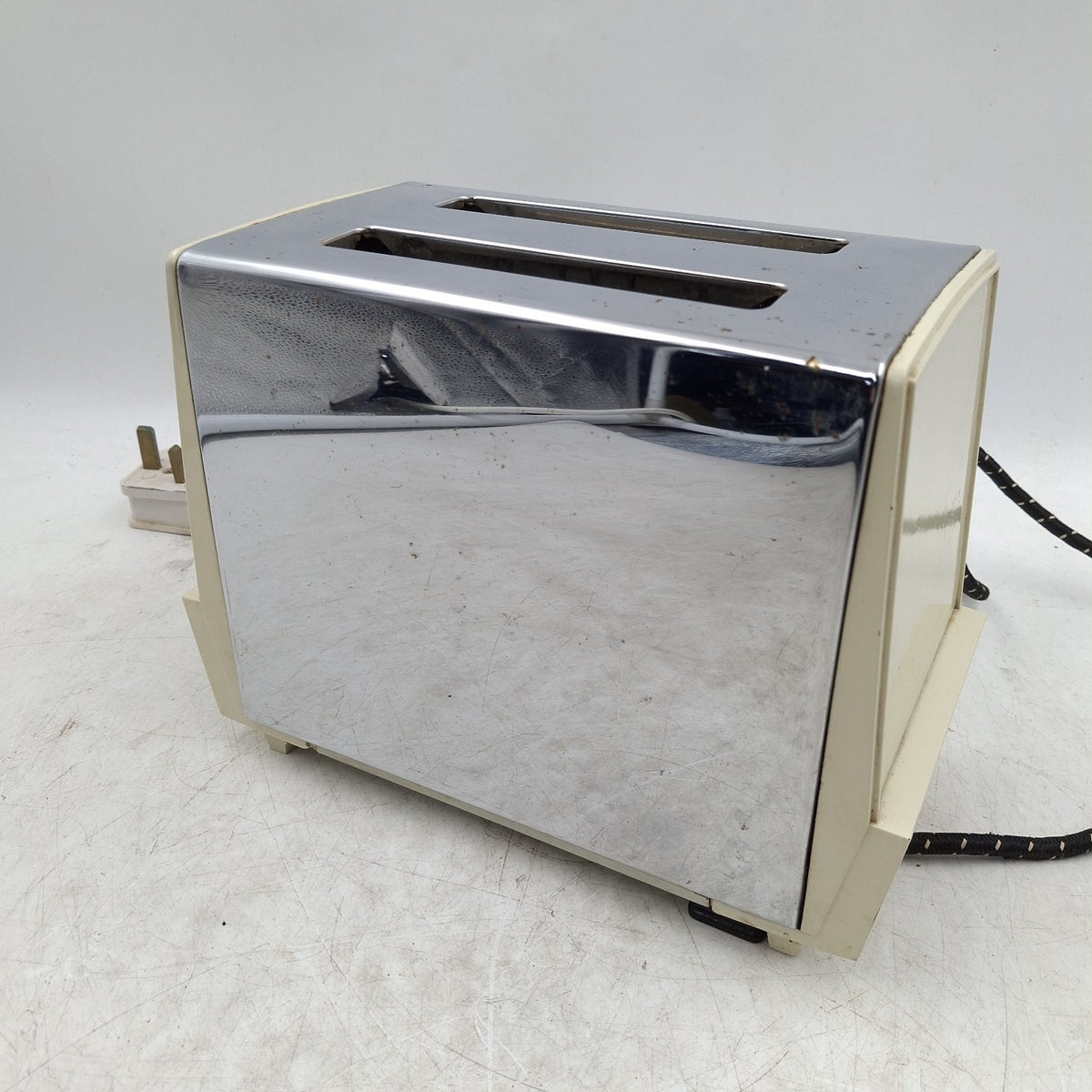 Proctor TJ3 Series 47F 2-Slice Toaster - Vintage Chrome & Cream - Made in USA - 220-240V - Pre-Owned