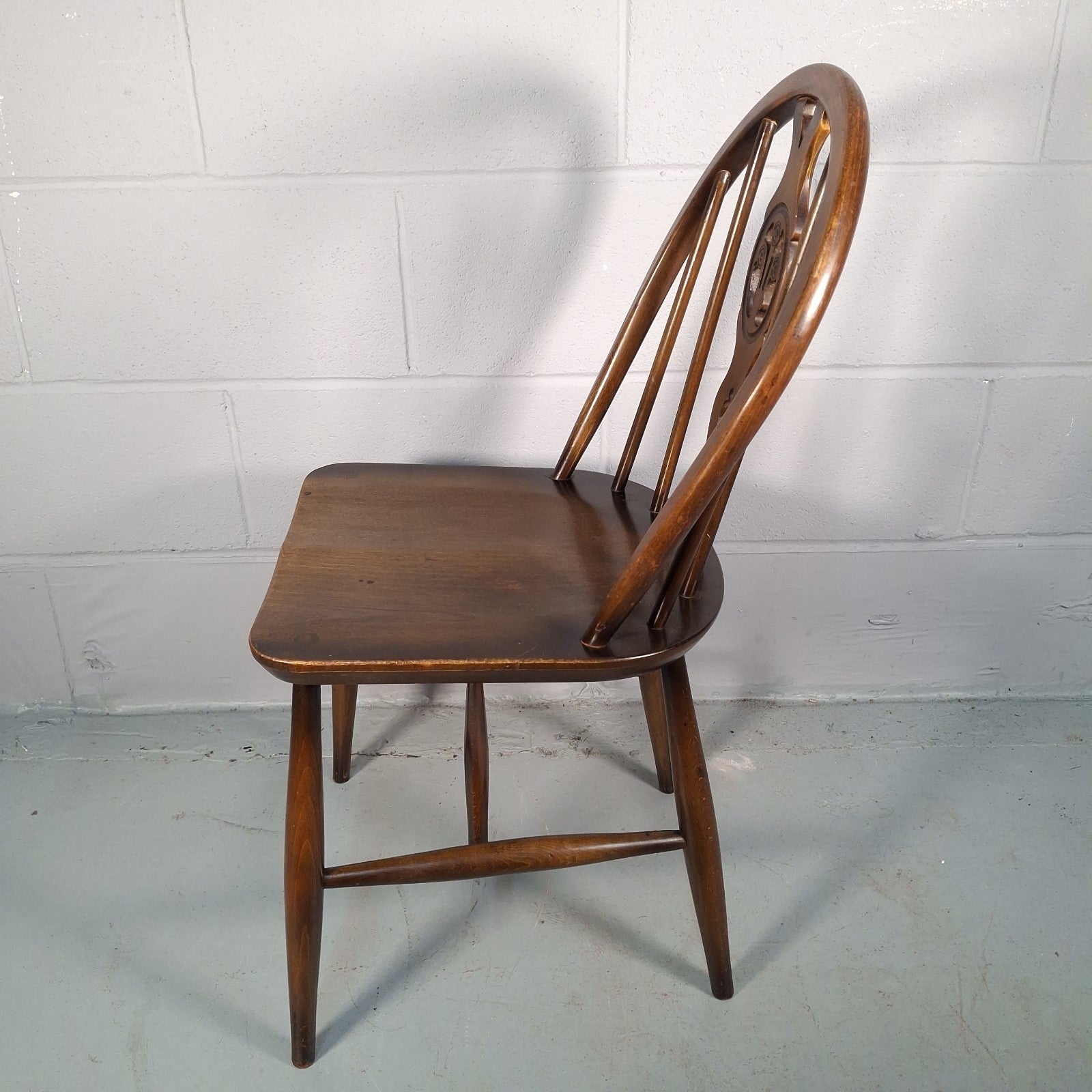 Ercol Blue Label Fleur De Lys Windsor Dining Kitchen Farmhouse Rustic Chair Prop